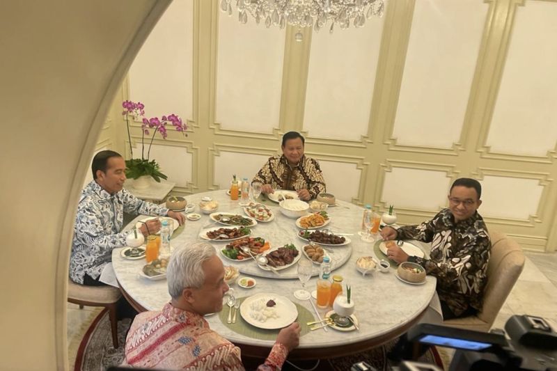 Saat Prabowo didaulat berikan keterangan pers pertama usai makan bareng Jokowi Saat Prabowo didaulat berikan keterangan pers pertama usai makan bareng Jokowi