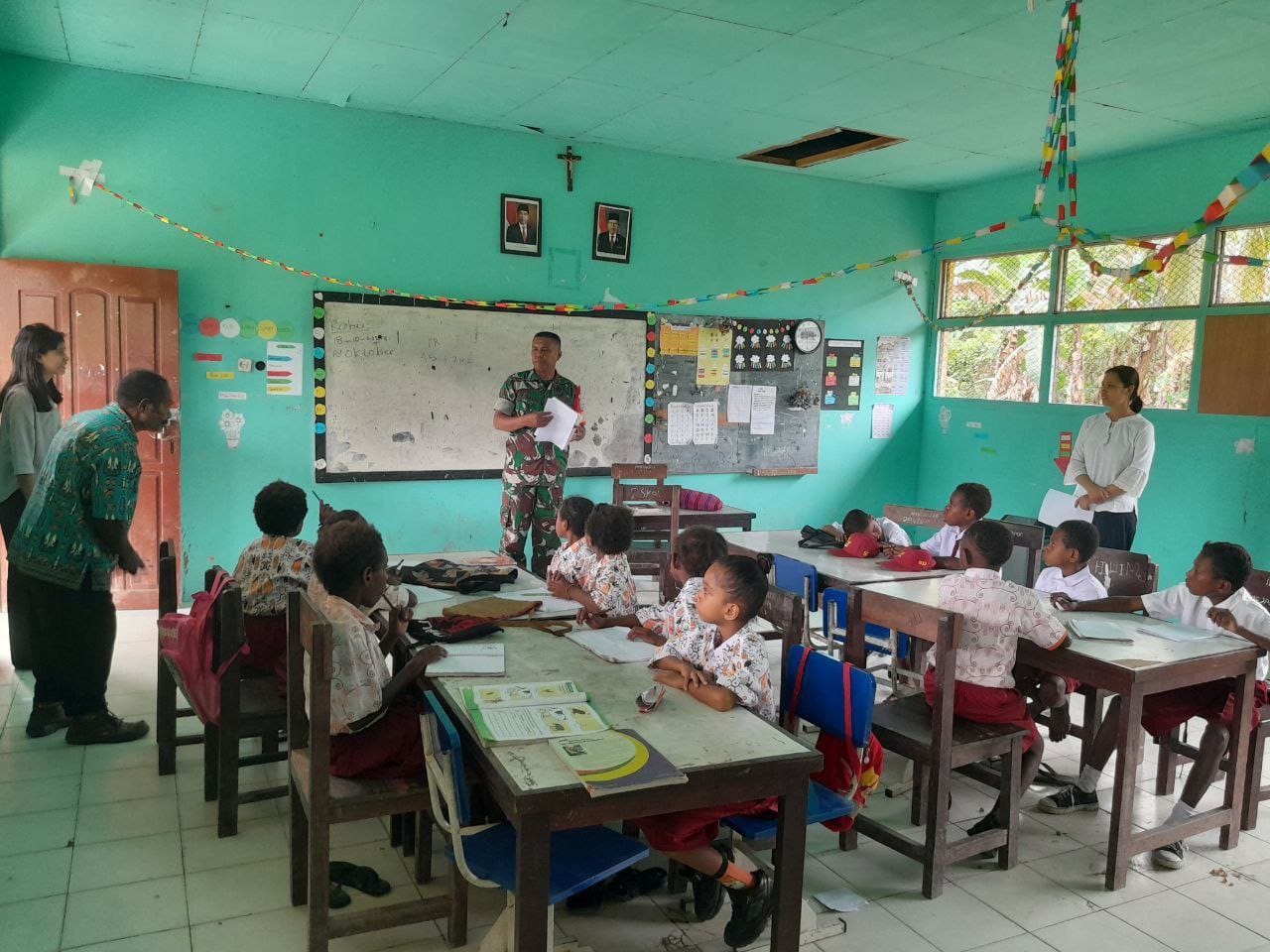 Peduli pendidikan anak, Babinsa Koramil 1710-07/Mapurujaya bantu mengajar di sekolah Peduli pendidikan anak, Babinsa Koramil 1710-07/Mapurujaya bantu mengajar di sekolah