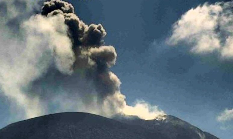 Gunung Ili Lewotolok meletus Gunung Ili Lewotolok meletus