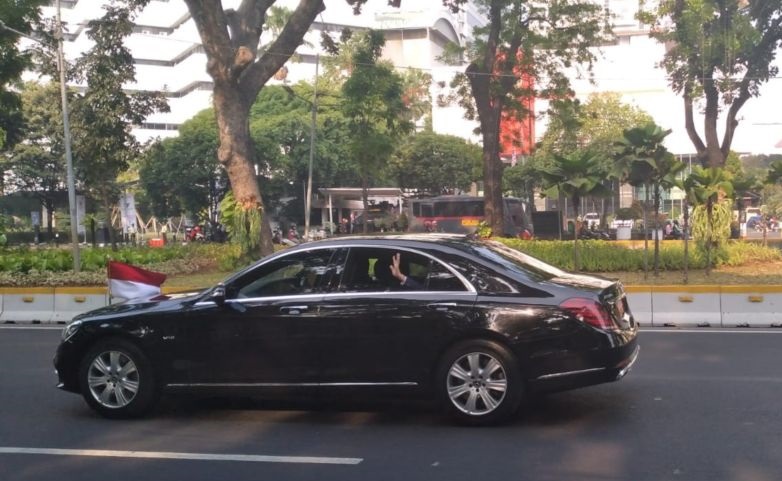 Warga sambut meriah Presiden Jokowi ketika melintas menuju HUT TNI Warga sambut meriah Presiden Jokowi ketika melintas menuju HUT TNI