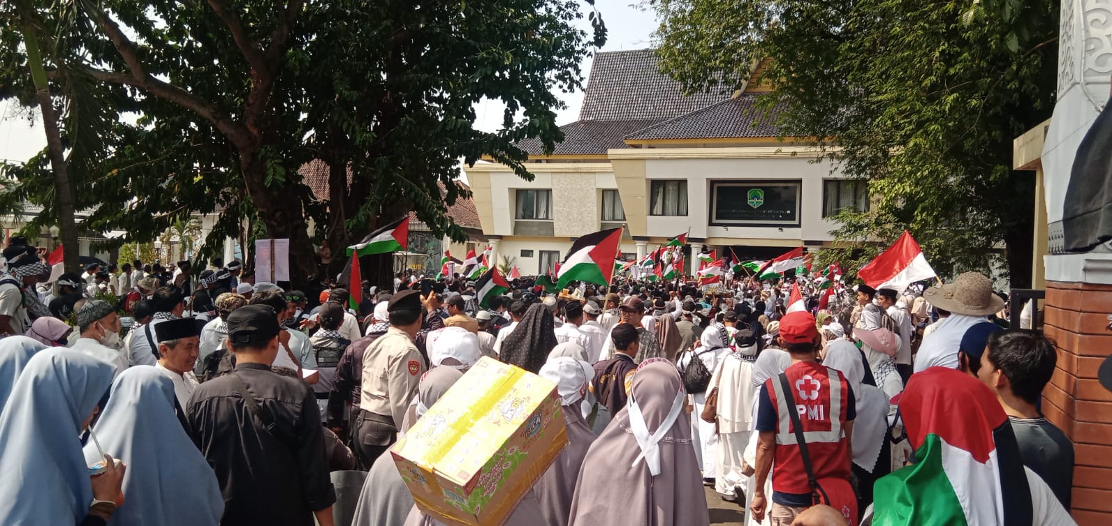 Seribuan warga Majalengka turun ke jalan, teriakkan yel Palestina Merdeka! Seribuan warga Majalengka turun ke jalan, teriakkan yel Palestina Merdeka!