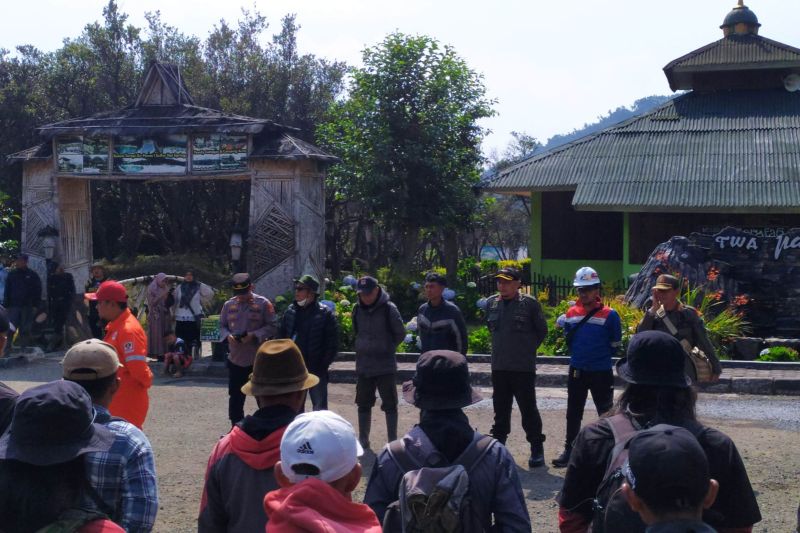 Polisi tutup jalur pendakian Gunung Papandayan dampak kebakaran hutan Polisi tutup jalur pendakian Gunung Papandayan dampak kebakaran hutan