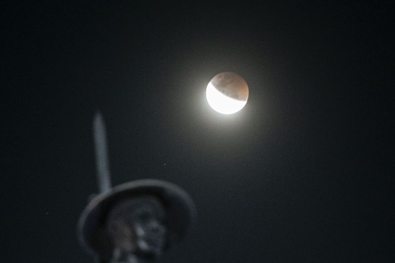 Gerhana bulan sebagian dapat disaksikan di Sultra pada 29 Oktober Gerhana bulan sebagian dapat disaksikan di Sultra pada 29 Oktober