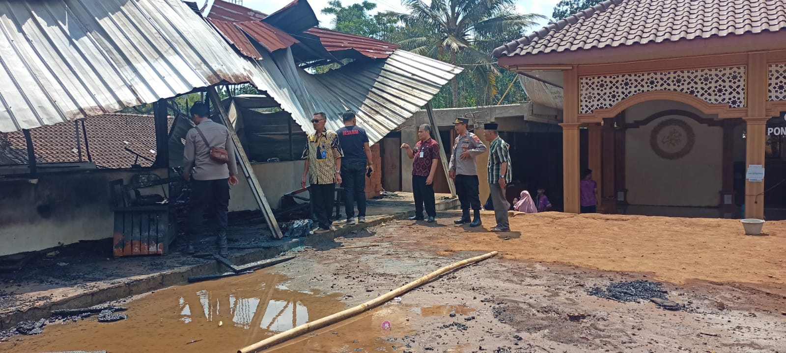 Api lalap gudang kelas Ponpes Darul Amanah, Jambu, Semarang Api lalap gudang kelas Ponpes Darul Amanah, Jambu, Semarang