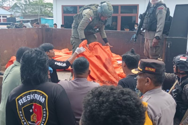 Kapolres sebut 14 pendulang terjebak di lokasi penambangan emas di Dekai Kapolres sebut 14 pendulang terjebak di lokasi penambangan emas di Dekai