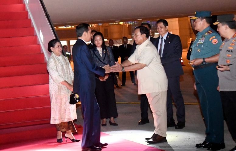 Presiden Jokowi disambut Prabowo saat tiba di Tanah Air Presiden Jokowi disambut Prabowo saat tiba di Tanah Air