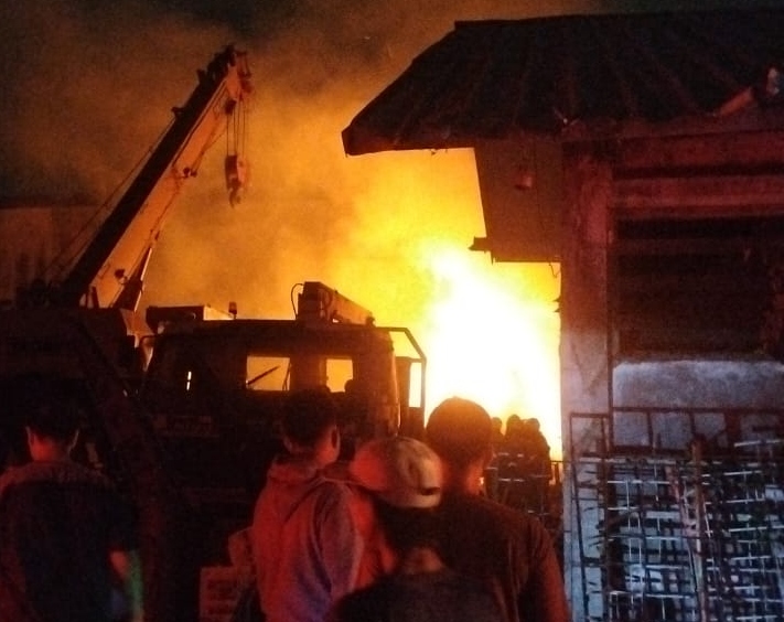 Gudang alat berat di Pegangsaan, Kelapa Gading ludes dilalap api