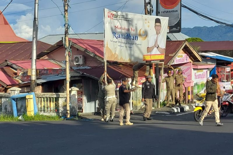 Bawaslu Malut minta seluruh parpol tertibkan atribut di tempat umum Bawaslu Malut minta seluruh parpol tertibkan atribut di tempat umum