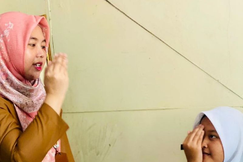 Penggunaan gawai terlalu lama akibatkan penglihatan lemah Penggunaan gawai terlalu lama akibatkan penglihatan lemah
