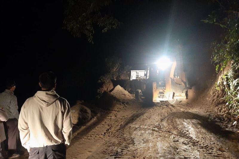 Jalan menuju Talamau yang tertutup longsor di Pasaman Barat kembali lancar Jalan menuju Talamau yang tertutup longsor di Pasaman Barat kembali lancar