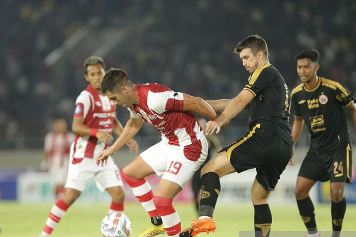 Persis lawan Persija berakhir imbang 2-2 Persis lawan Persija berakhir imbang 2-2