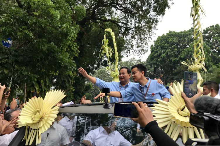 Prabowo-Gibran tiba di KPU RI daftarkan diri untuk Pilpres 2024 Prabowo-Gibran tiba di KPU RI daftarkan diri untuk Pilpres 2024