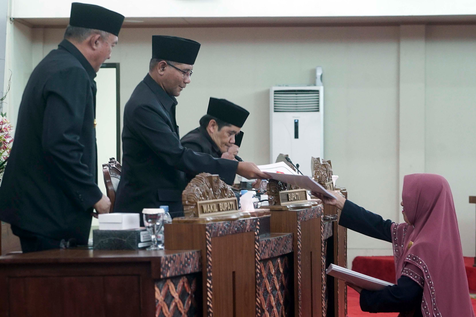 Bupati dan tiga fraksi DPRD setujui enam Ranperda jadi Perda Bupati dan tiga fraksi DPRD setujui enam Ranperda jadi Perda