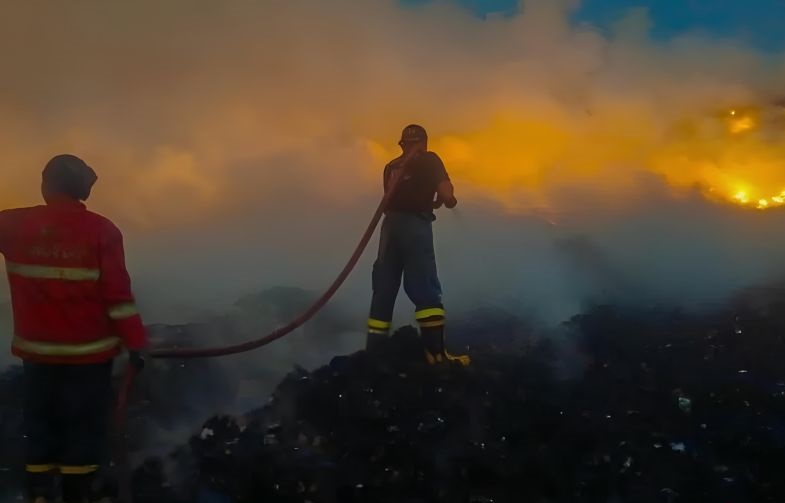 BNPB jatuhkan 40.000 liter bom air padamkan TPA Rawakucing