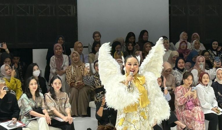 Titi DJ beri kejutan di runaway Benang Jarum x Buttonscarves JFW 2024 Titi DJ beri kejutan di runaway Benang Jarum x Buttonscarves JFW 2024