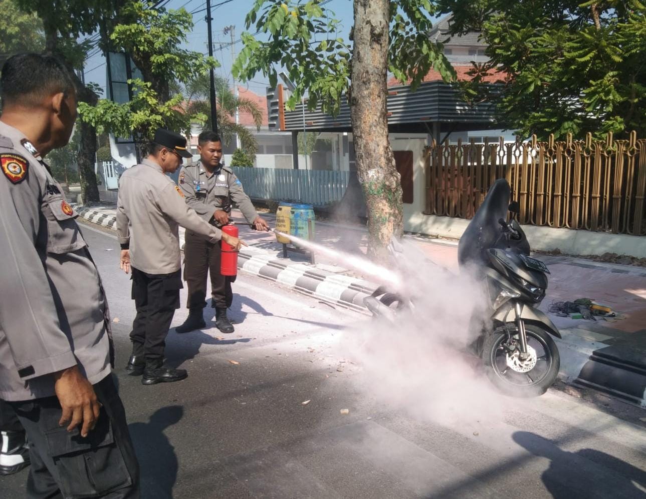 Sepeda motor milik warga Mejobo Kudus terbakar di Jalan Jenderal Sudirman Sepeda motor milik warga Mejobo Kudus terbakar di Jalan Jenderal Sudirman