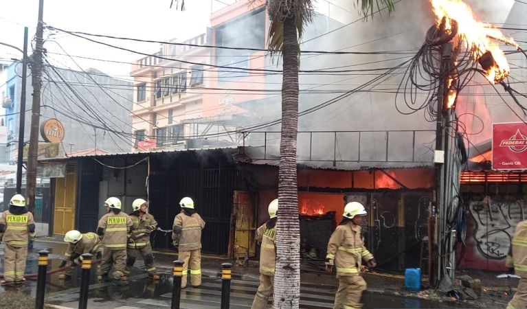 Dua bangunan di Pulogadung ludes terbakar