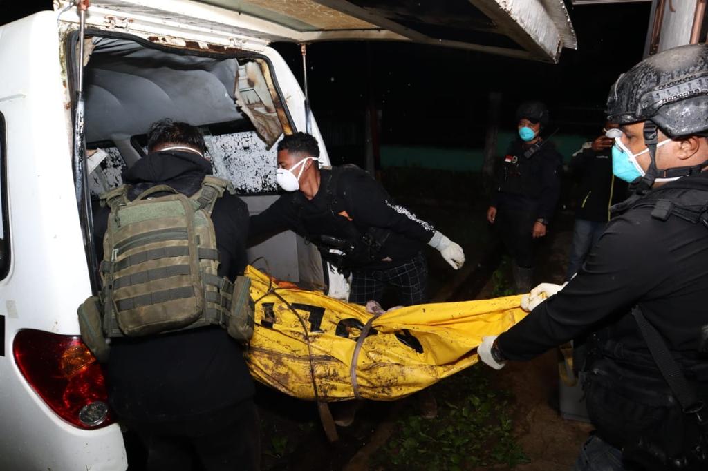 Gabungan TNI-Polri evakuasi lima jenazah KKB yang ditembak di Pegunungan Bintang Gabungan TNI-Polri evakuasi lima jenazah KKB yang ditembak di Pegunungan Bintang