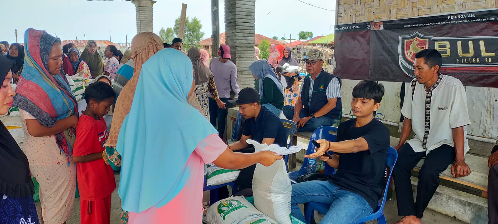 Antre beras gratis warga Jaring Halus padati dermaga Antre beras gratis warga Jaring Halus padati dermaga