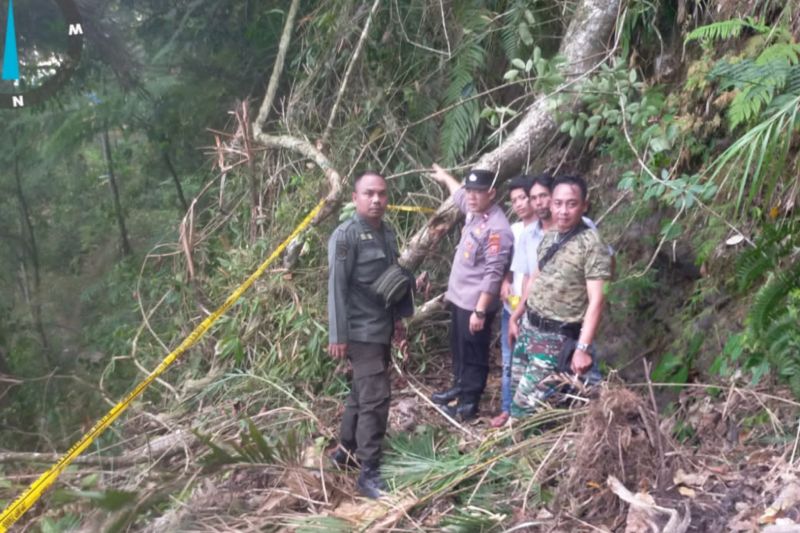 Empat pemburu tewas tertimpa pohon di hutan Garut Empat pemburu tewas tertimpa pohon di hutan Garut