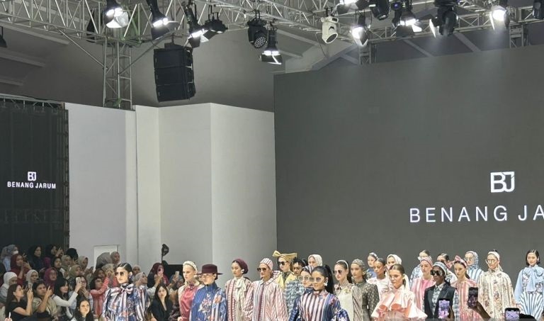 Trend merah marun dari koleksi terbaru Benang Jarum di JFW 2024 Trend merah marun dari koleksi terbaru Benang Jarum di JFW 2024