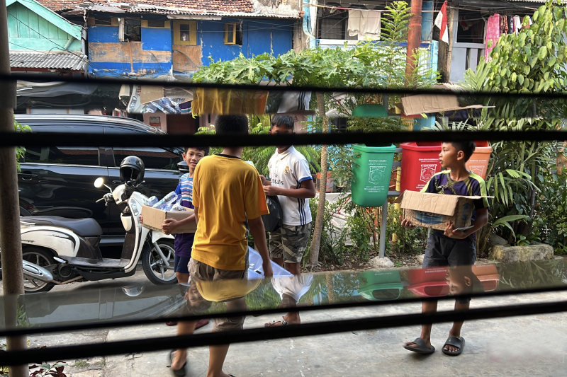 Menukar sampah dengan pengetahuan