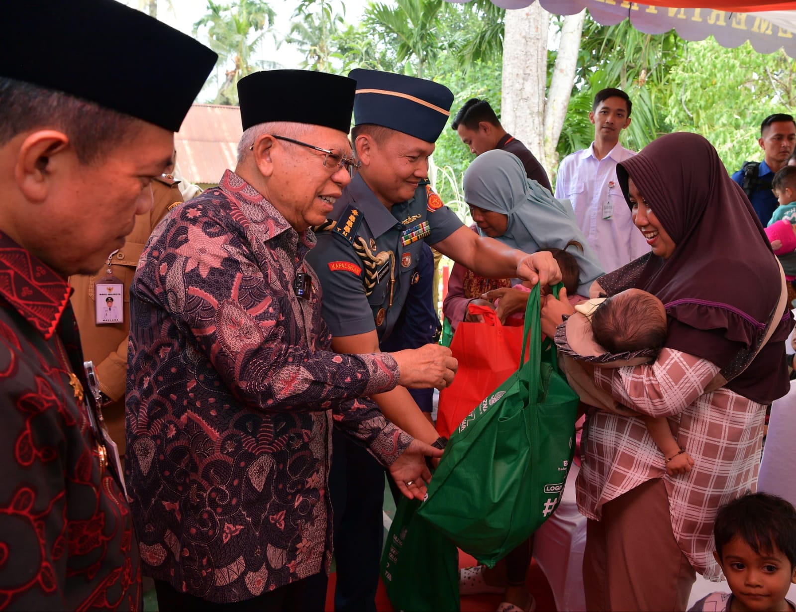 Bersama Wapres RI, BAZNAS serahkan bantuan paket logistik keluarga di Jambi Bersama Wapres RI, BAZNAS serahkan bantuan paket logistik keluarga di Jambi