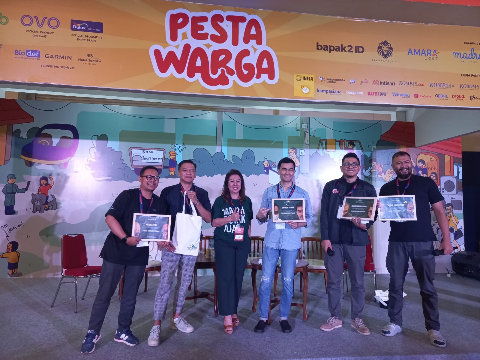 Donny Damara dan Shandy Sjariff bikin heboh Pesta Warga Donny Damara dan Shandy Sjariff bikin heboh Pesta Warga