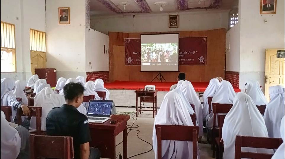 Tingkatkan partisipasi pemilih, KPU Langkat nonton film Kejarlah Janji barsama santri Tingkatkan partisipasi pemilih, KPU Langkat nonton film Kejarlah Janji barsama santri