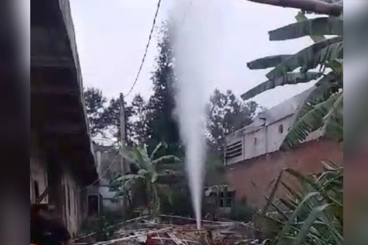 Galian sumur warga sedalam 130 meter akibatkan semburan gas di Bogor