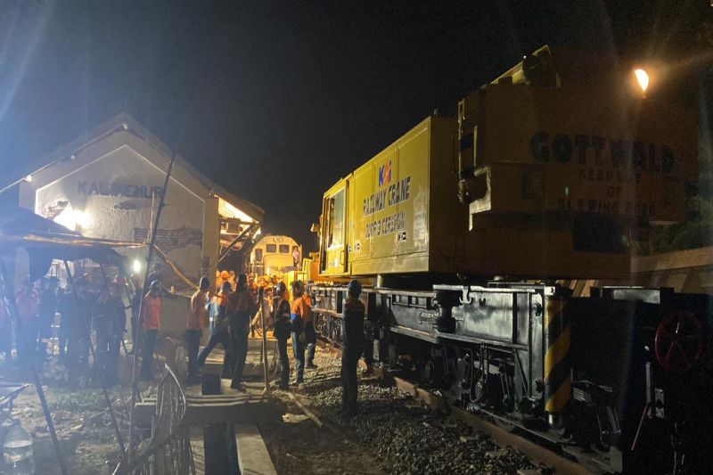 Petugas lanjutkan upaya evakuasi sarana kereta di lokasi kecelakaan Petugas lanjutkan upaya evakuasi sarana kereta di lokasi kecelakaan
