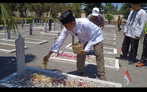 Jasmerah, PKS DIY ziarah ke makam pahlawan korban G30S/PKI Jasmerah, PKS DIY ziarah ke makam pahlawan korban G30S/PKI