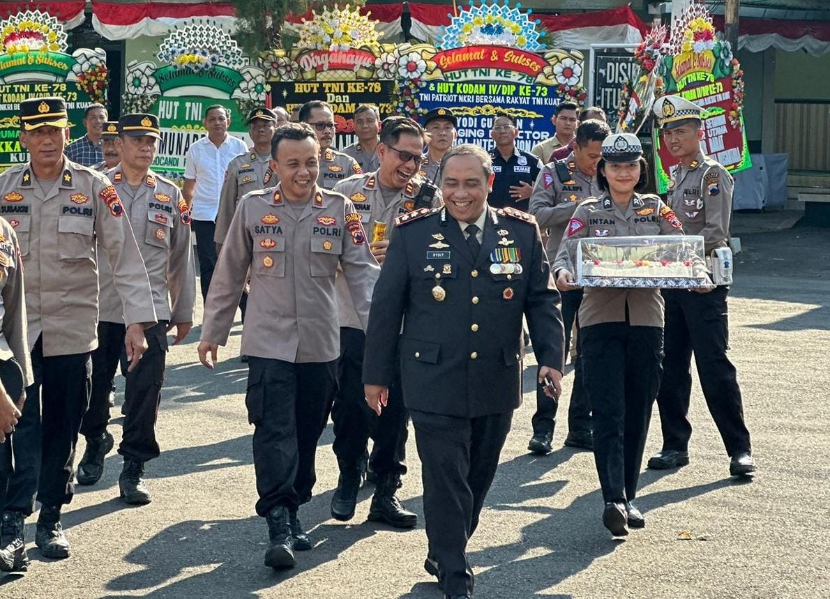 Ramai-ramai datangi Makodim 0722 Kudus, Kapolres Kudus berikan kue ultah dan nasi tumpeng