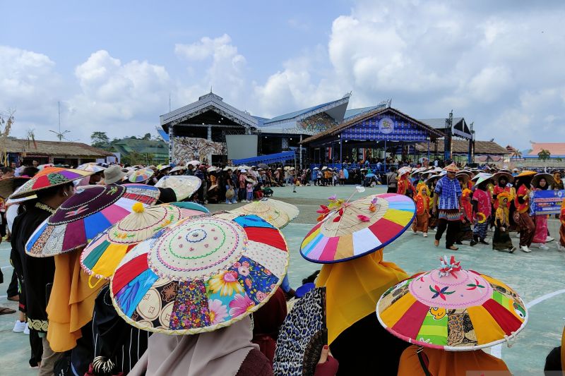 Kabupaten Malinau pecahkan rekor dunia terbanyak kenakan Saung Kabupaten Malinau pecahkan rekor dunia terbanyak kenakan Saung