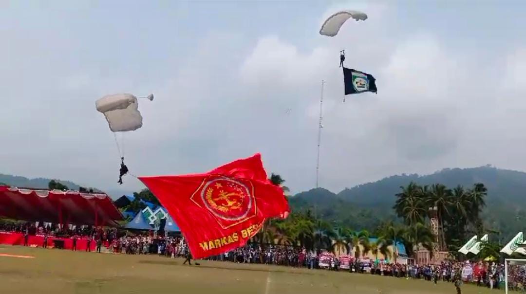 Pertama dalam sejarah, pesawat udara TNI melintas rendah di Lapangan Sangiang