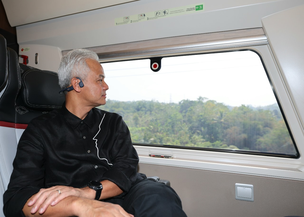 Otewe Bandung, Ganjar coba naik kereta cepat whoosh Otewe Bandung, Ganjar coba naik kereta cepat whoosh