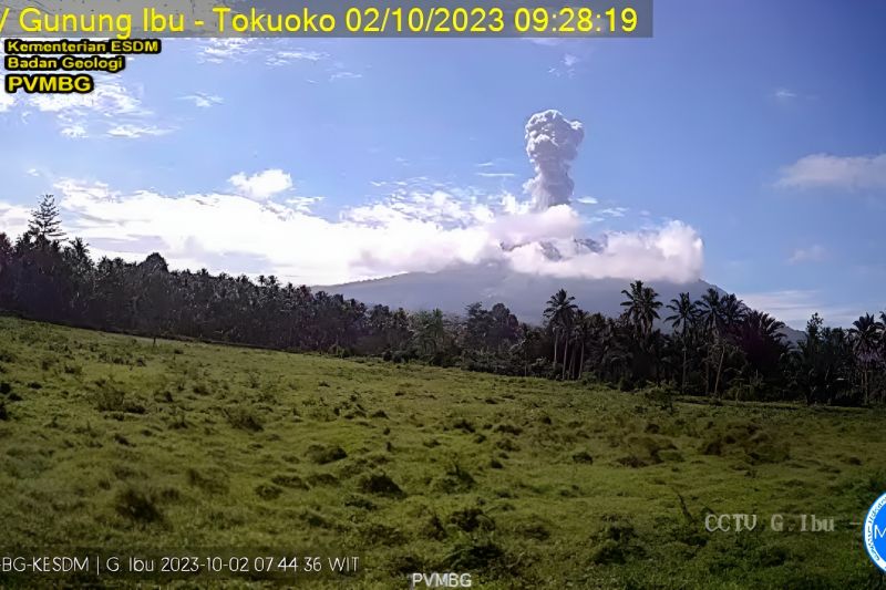 Gunung Ibu di Maluku Utara meletus lontarkan abu vulkanik Gunung Ibu di Maluku Utara meletus lontarkan abu vulkanik