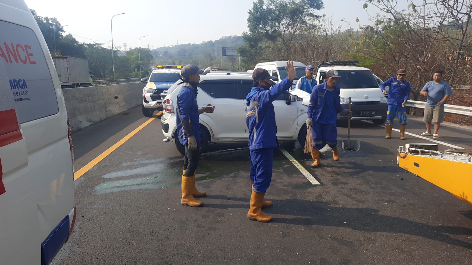 Minibus tabrak truk di Tol Cipularang, satu orang luka berat Minibus tabrak truk di Tol Cipularang, satu orang luka berat