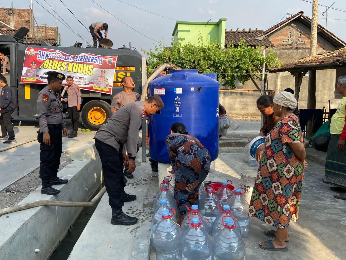 Polres Kudus dropping air bersih 14 ribu liter untuk warga Desa Glagahwaru Polres Kudus dropping air bersih 14 ribu liter untuk warga Desa Glagahwaru