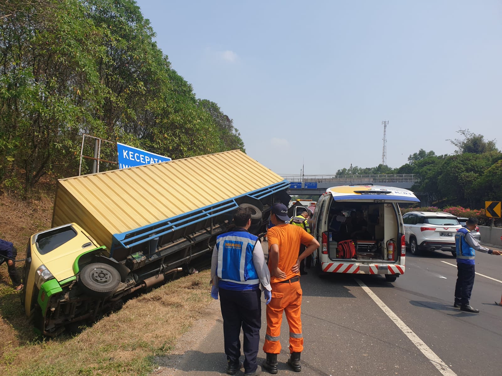 Minibus tabrak truk boks di Tol Cipularang, dua penumpang luka-luka Minibus tabrak truk boks di Tol Cipularang, dua penumpang luka-luka