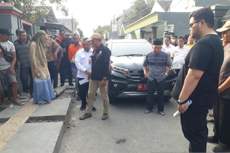 Pembangunan trotoar dinilai menyulitkan, warga Kampung Inggris mengadu ke bupati