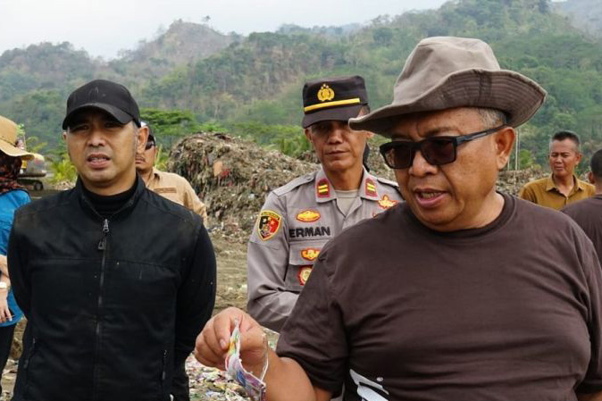 Buang sampah sembarangan di pesisir pantai Sukabumi akan dikenakan sanksi Buang sampah sembarangan di pesisir pantai Sukabumi akan dikenakan sanksi
