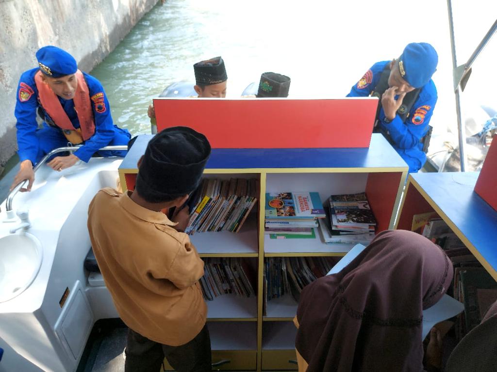 Tingkatkan budaya baca, dua kapal polisi disulap jadi perpustakaan terapung Tingkatkan budaya baca, dua kapal polisi disulap jadi perpustakaan terapung