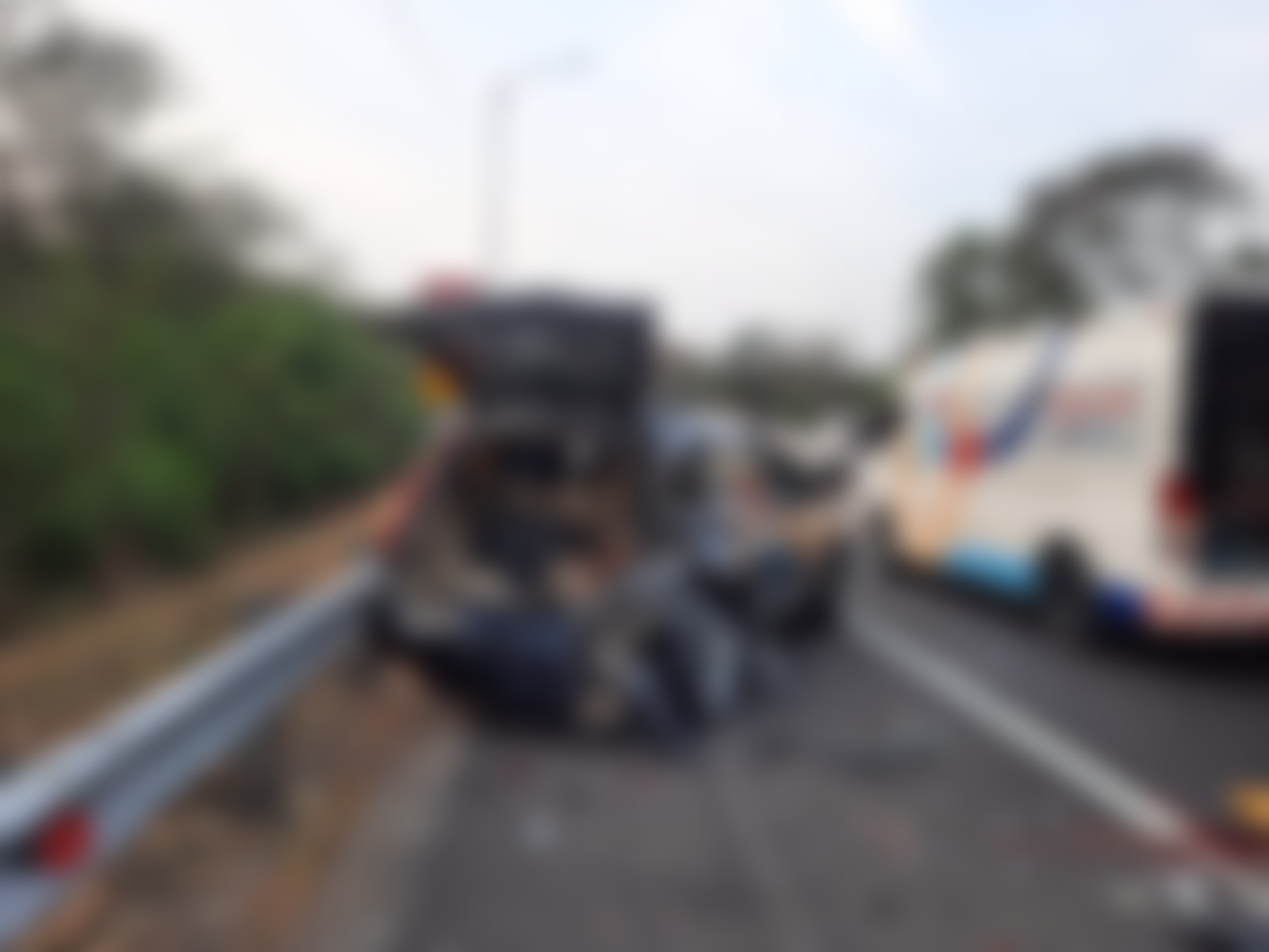 Truk tabrak minibus di Tol Cipularang, dua orang tewas mengenaskan