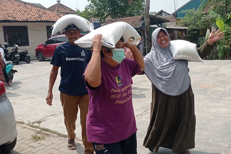 Ribuan warga miskin di Lebak terima beras program bantuan pangan