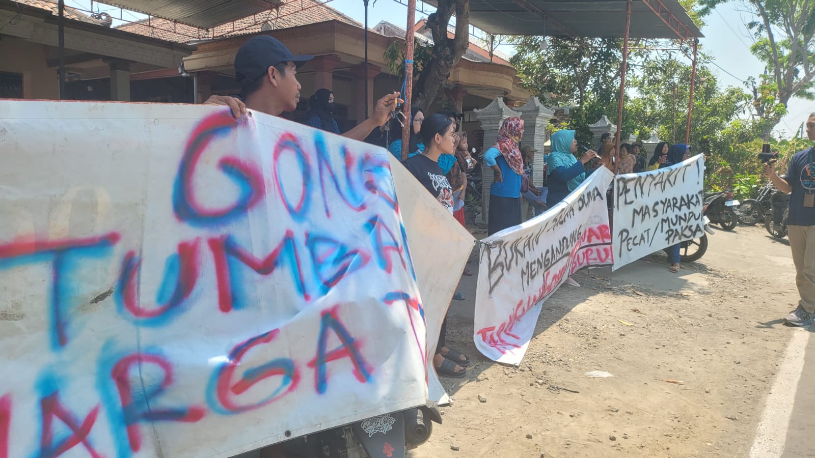 Diduga selingkuh, perangkat Desa Tawangsari di demo ibu-ibu Diduga selingkuh, perangkat Desa Tawangsari di demo ibu-ibu