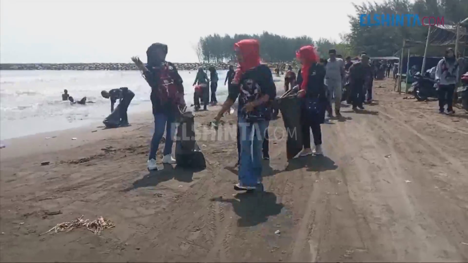 Aksi sosial bersih pantai Larangan Kabupaten Tegal Aksi sosial bersih pantai Larangan Kabupaten Tegal