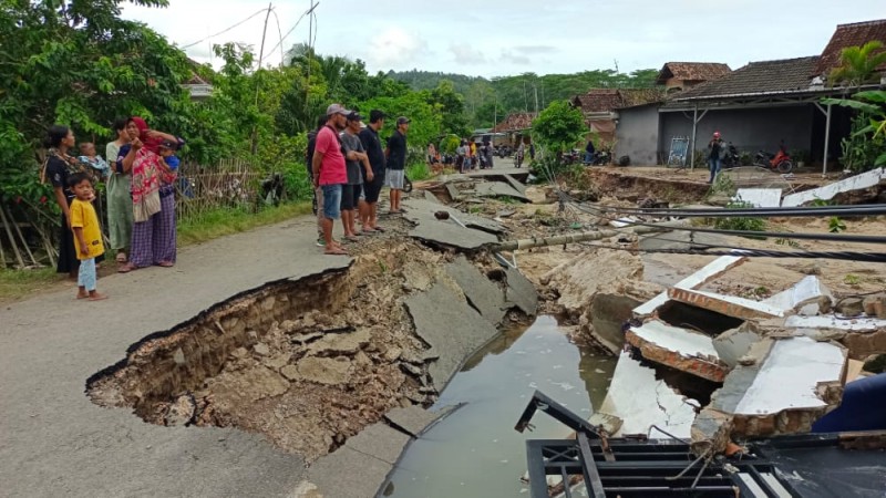 27 Oktober 2022: Jalan Desa Suak Lamsel putus diterjang banjir bandang