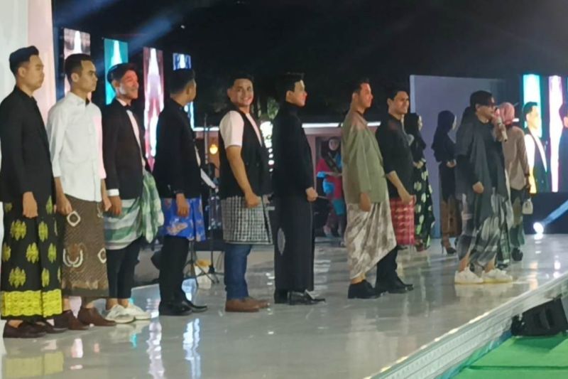 Menteri Agama menilai bahwa santri lestarikan tradisi busana sarung Nusantara Menteri Agama menilai bahwa santri lestarikan tradisi busana sarung Nusantara