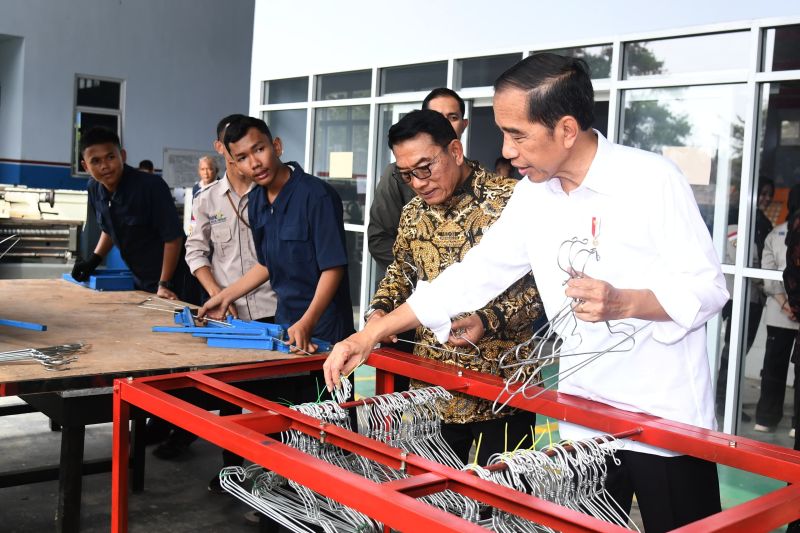 Presiden Jokowi minta SMK gandeng industri tingkatkan keahlian siswa Presiden Jokowi minta SMK gandeng industri tingkatkan keahlian siswa